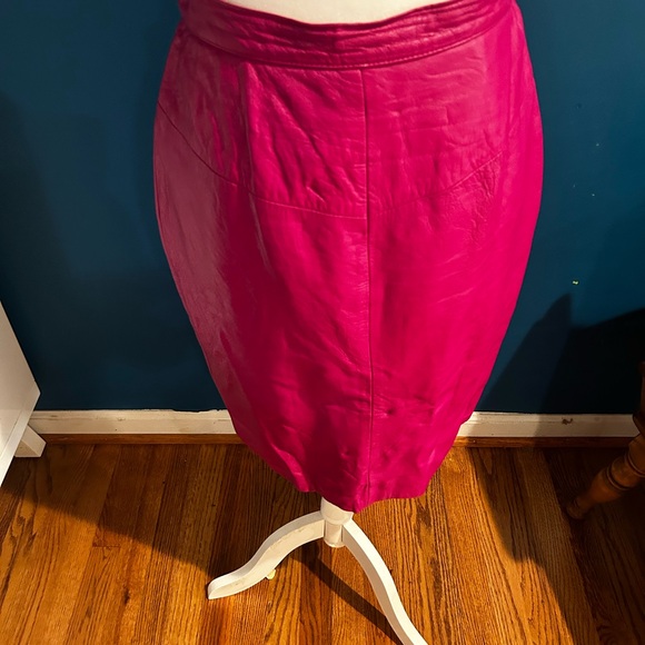 Vintage fuschia leather skirt - Picture 4 of 6